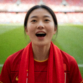看台上欢呼的女性球迷头像，背景是球场的绿色草坪
