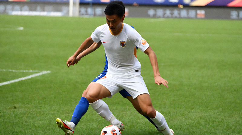 足球联赛比赛中球员在绿茵场上争夺球权